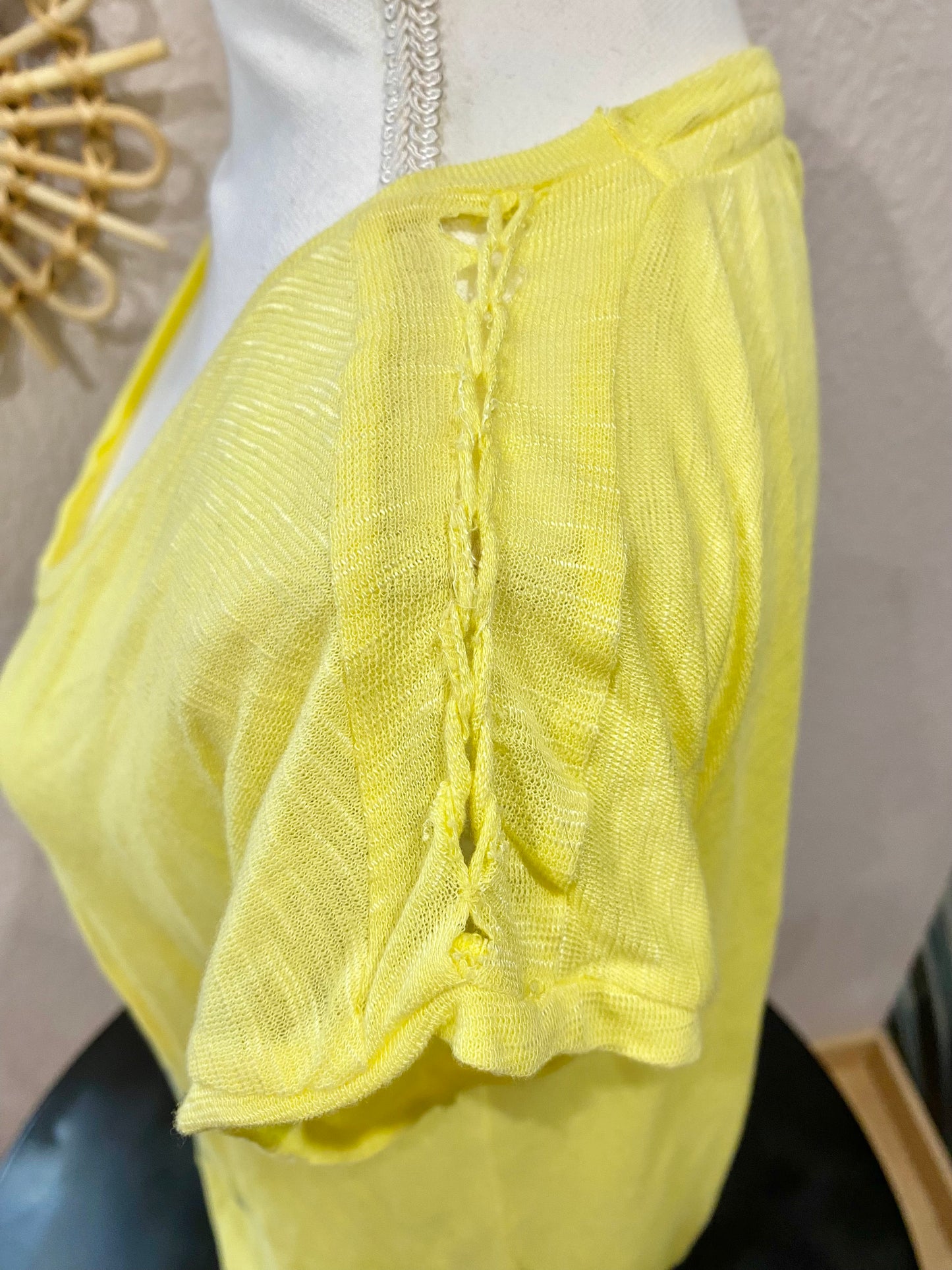 T-SHIRT jaune imprimé