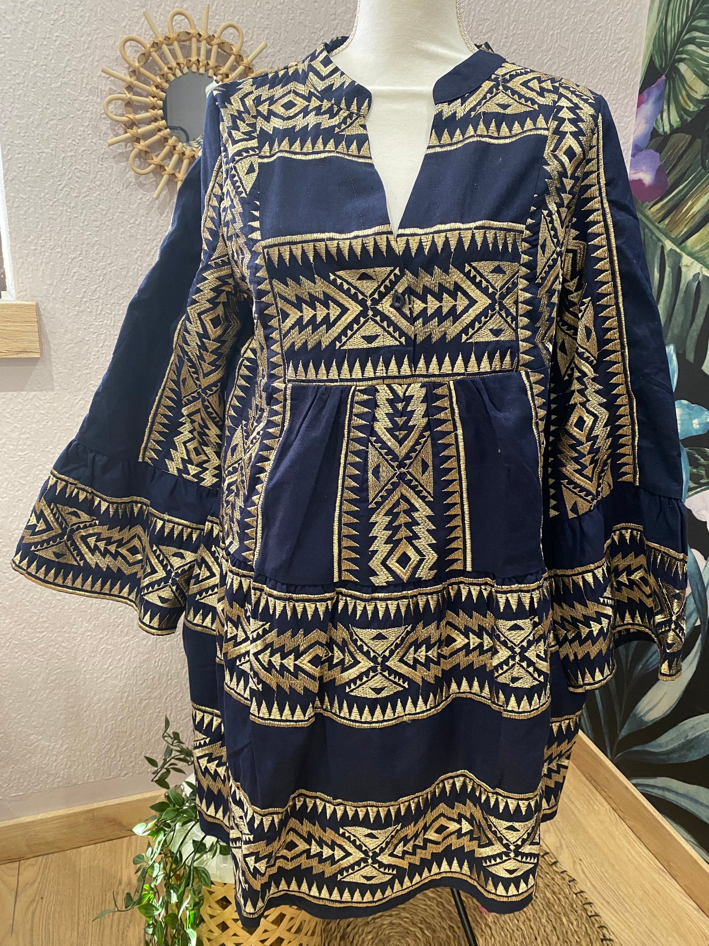 ROBE  à broderies dorées
