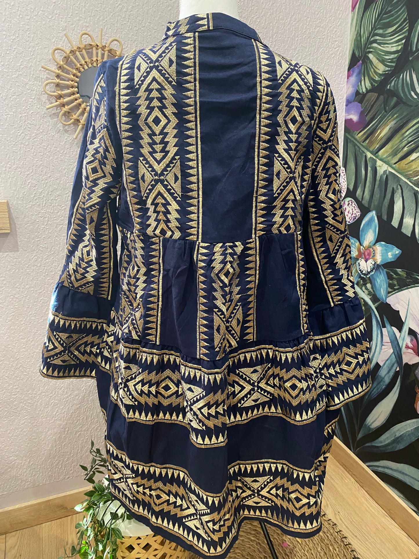 ROBE  à broderies dorées