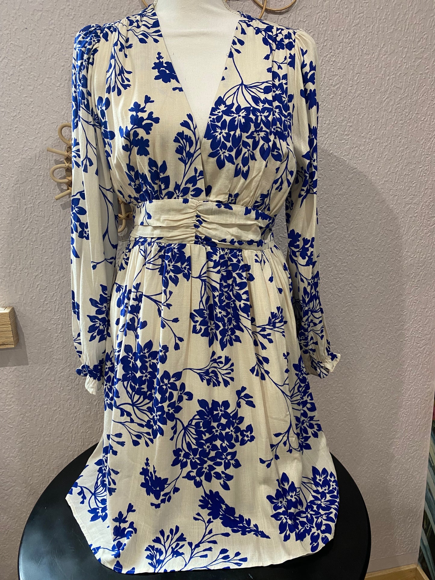 ROBE crème à fleurs bleues