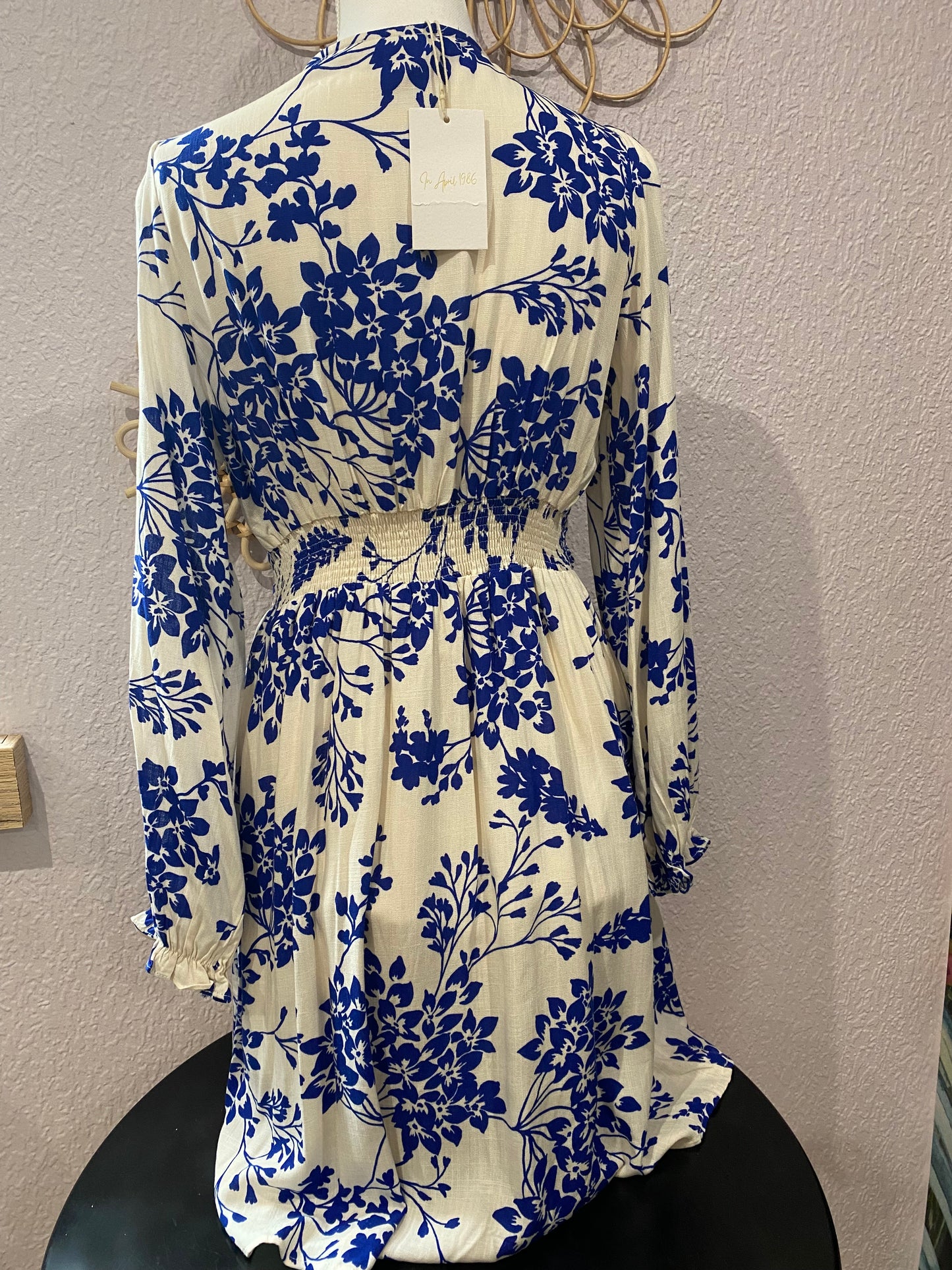 ROBE crème à fleurs bleues
