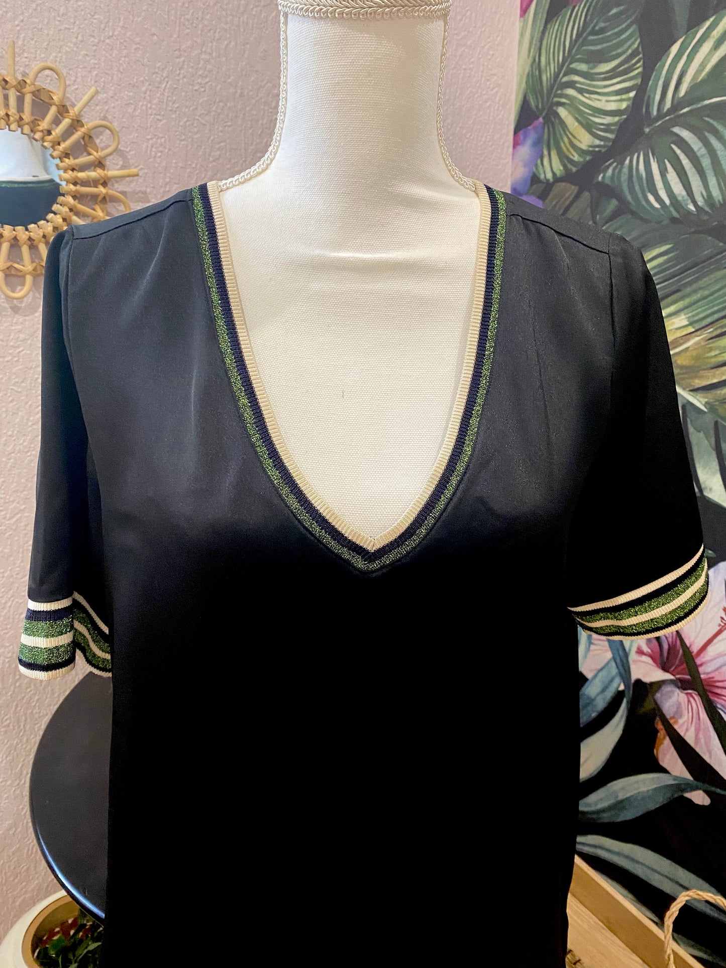 ROBE noire col V