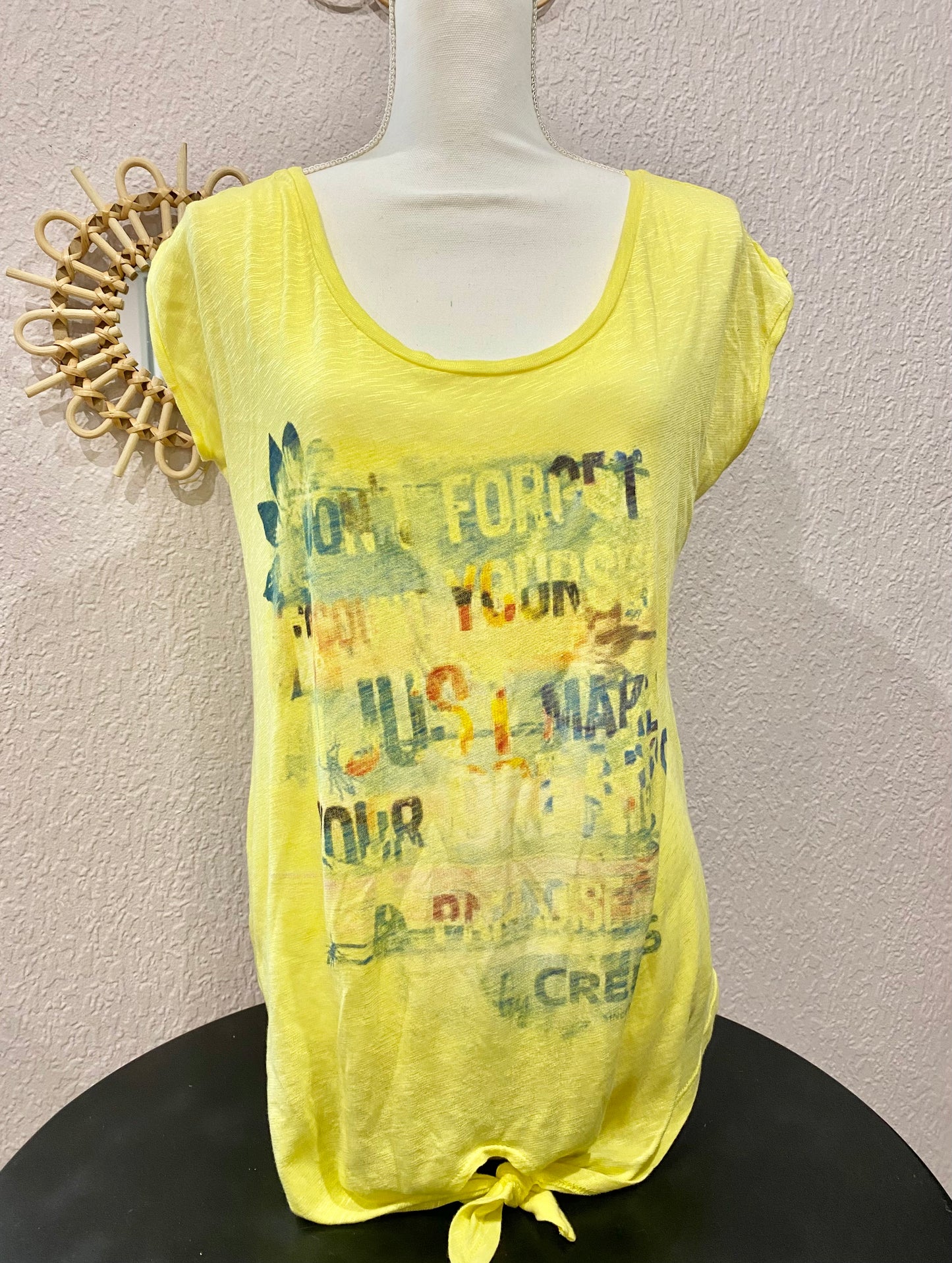 T-SHIRT jaune imprimé
