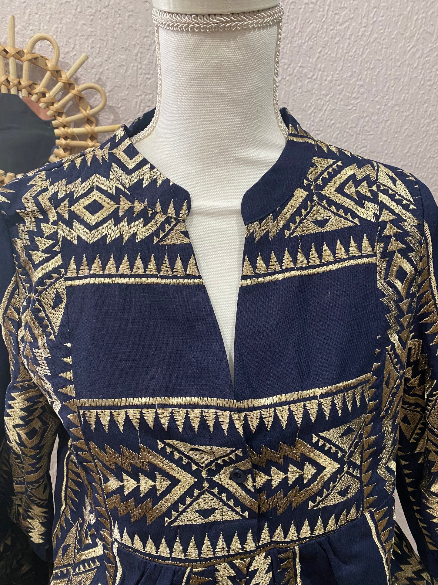 ROBE  à broderies dorées